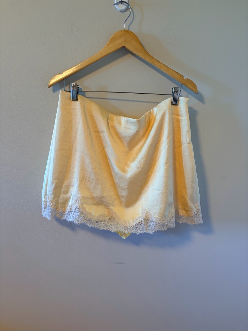 Abercrombie Yellow High Rise Mini Satin & Lace Skort - L - Picture 2 of 8